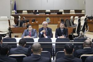 Justia reitera prerrogativa do CFM de validar novos procedimentos