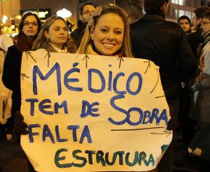 Mdicos de Curitiba param o trnsito durante protesto no dia nacional de paralisao dos atendimentos eletivos