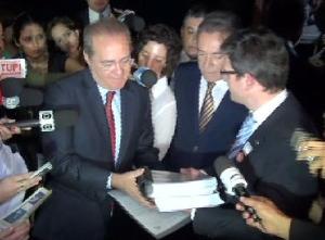 Presidente do CRM-PR entrega abaixo-assinado ao senador Renan Calheiros