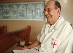 Padre-mdico v com reservas chegada dos estrangeiros