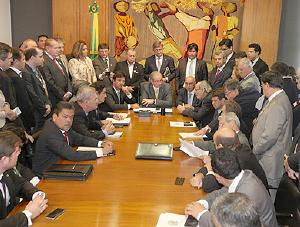 Aps trabalho das entidades mdicas, Governo promete reescrever Decreto 8.497