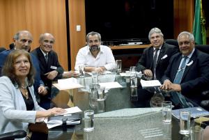 Entidades apresentam reivindicaes dos mdicos ao ministro da Educao