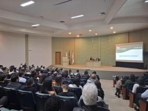 Representao Regional do CRM-PR em Cascavel entrega carteiras a 74 novos mdicos