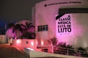 Outubro Rosa: CRM ilumina sua fachada pela preveno ao Cncer de Mama
