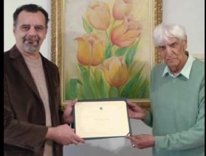 Um dos mdicos pioneiros de Medianeira, Dr. crata Souza Martins recebe o Diploma de Mrito tico