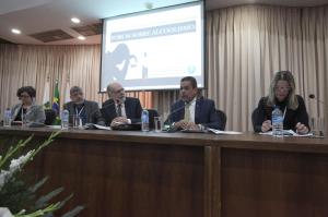 Especialistas defendem educao para combater uso de lcool na adolescncia