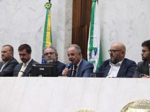 Presidente do CRM-PR recebe Men��o Honrosa em Sess�o Solene do Fevereiro Lil�s na ALEP