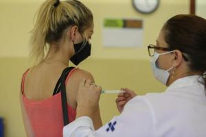 Paran ultrapassa 50% do grupo prioritrio vacinado com 1 dose contra Covid-19