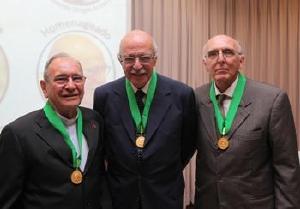 Conselho Federal homenageia personalidades com entrega de comendas