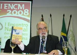 Conselheiro lana livro durante Encontro Nacional dos Conselhos