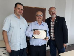 Ginecologista de Apucarana recebe homenagem pelo jubileu de ouro