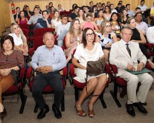 Homenagem a pioneiro e saudao a novos mdicos em Maring