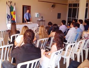 Reunio de tica em Maring rene 40 mdicos recm-formados