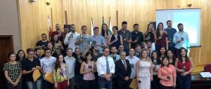 Reunio tica para entrega de carteiras a 40 novos mdicos em Maring