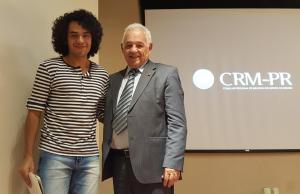 Cerimnia para entrega de documentos rene mdicos brasileiros e estrangeiros no CRM-PR