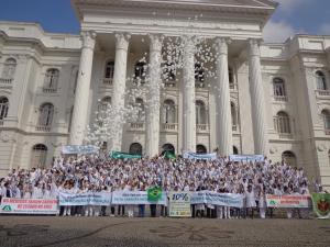 Manifestao em favor do Revalida rene mdicos e estudantes de Medicina em Curitiba