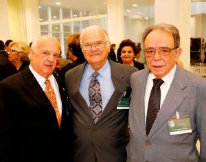 Prof. Euripides Ferreira recebe do CFM a comenda de Medicina e Ensino Mdico