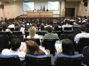 Entrega de Carteira rene estudantes da PUC e UFPR