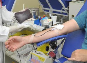 Com queda nos estoques, Hemepar convoca população para doar sangue