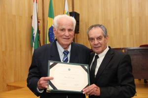 Livro registra trajetria de mdico e dirigente hospitalar pioneiro de Maring