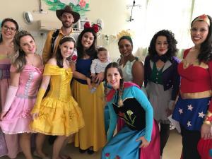 Mdicos super-heris alegram a semana dos pequenos pacientes do HC da UFPR