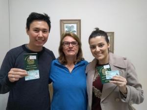 Entrega de carteiras a dois mdicos que vo atuar em Paranava