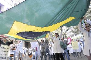 Mdicos fazem protesto em Londrina