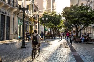 Curitiba aprova lei que pune quem desrespeitar medidas de enfrentamento  Covid-19