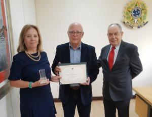 Diplomado pelo mrito tico, Dr. Leonidas Ferreira Neto  a 4 gerao de mdicos da famlia