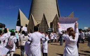 Em Maring, protesto reuniu cerca de 200 mdicos, estudantes e residentes