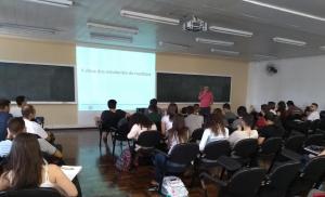 Acadmicos de Medicina da UFPR participam de aula de EMC sobre tica