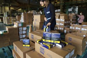 Sade distribui 319 mil unidades de medicamentos de kit intubao para hospitais e municpios do PR