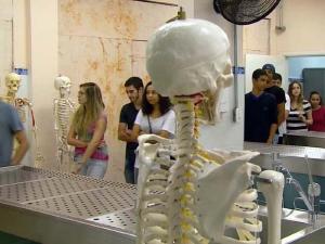Governo federal vai suspender a abertura de novos cursos de medicina, diz MEC