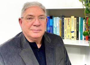 Neuropsiquiatra Jos Luiz Pinto Pereira lana a obra 'Cinco Histrias de Psiquiatria e Literatura'