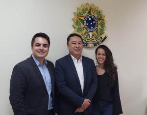 Dois recm-formados pela Evanglica Mackenzie recebem suas carteiras mdicas