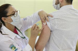 Paran j aplicou primeira dose da vacina contra a Covid-19 em quase 50% do grupo prioritrio