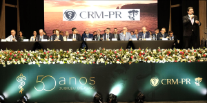CRM-PR homenageia 310 médicos por 50 anos de trajetória ética na Medicina