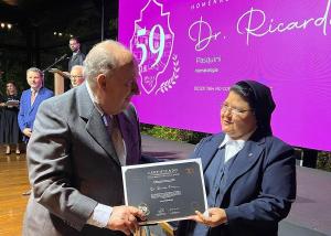 Na passagem de seus 70 anos, hospital presta homenagem aos 100 mdicos mais antigos