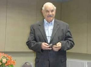 Pesar pelo falecimento do mdico, professor e escritor Roberto Antnio Carneiro