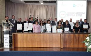 CFM e Abem entregam diplomas de acreditao para dez faculdades de medicina
