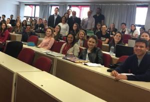 Julgamento tico simulado para estudantes de Medicina da PUCPR