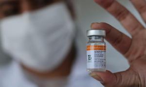 Vacinao em massa em cidade paulista faz cair em 95% as mortes e em 80% os casos de Covid-19