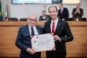 Câmara Municipal de Curitiba concede título de Vulto Emérito ao médico Luiz Antônio Munhoz da Cunha