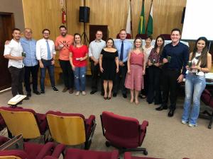 Regional de Maring recebe novos mdicos para entrega de carteiras profissionais