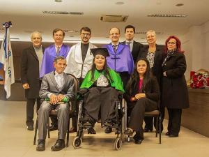 Primeira mdica com tetraparesia do Brasil cola grau na Unioeste, em Cascavel