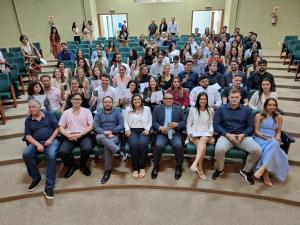 Representao Regional do CRM-PR em Cascavel entrega carteiras a 90 novos mdicos