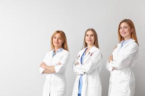 Brasil deve chegar a 635,7 mil mdicos em 2025; mulheres so maioria
