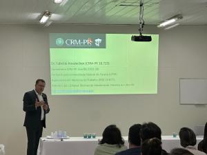 M�dicos da aten��o prim�ria da sa�de de Umuarama recebem orienta��o �tica em palestra do CRM-PR
