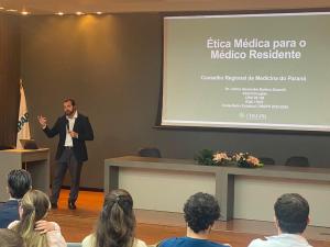 CRM-PR re�ne estudantes em Arapongas para debater a rela��o m�dico-paciente no contexto atual